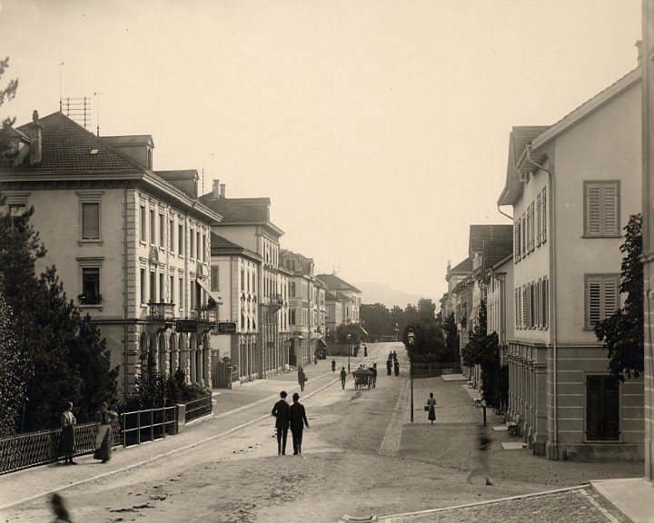 Obere_Bahnhofstrasse_abwaerts_um_1900-02.jpg