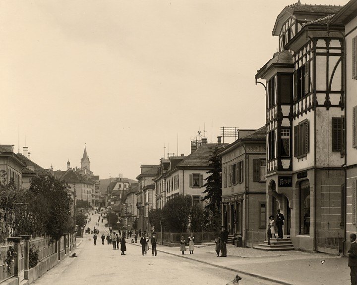 Obere_Bahnhofstrasse_aufwaerts_um_1900-01.jpg
